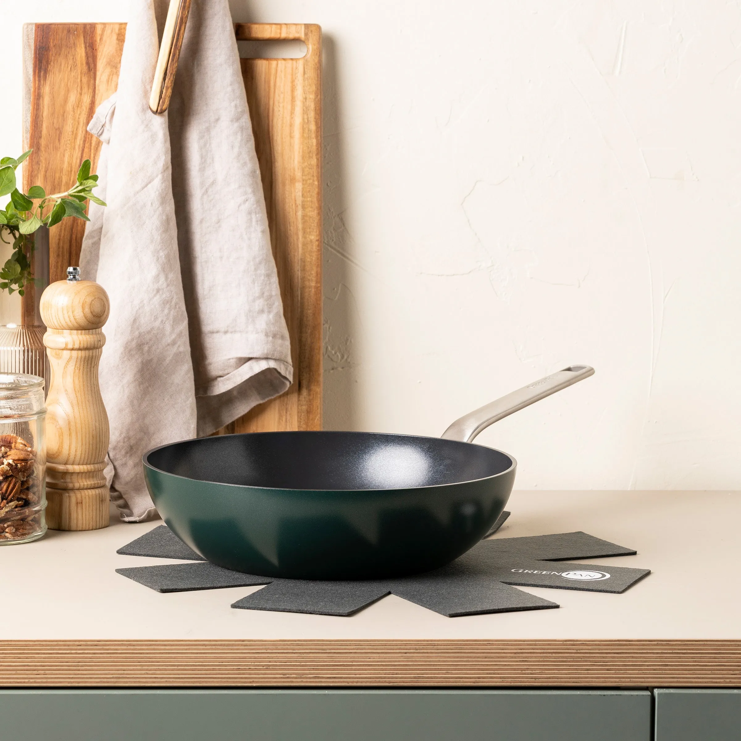 Evolution Pine Green Wok 28cm