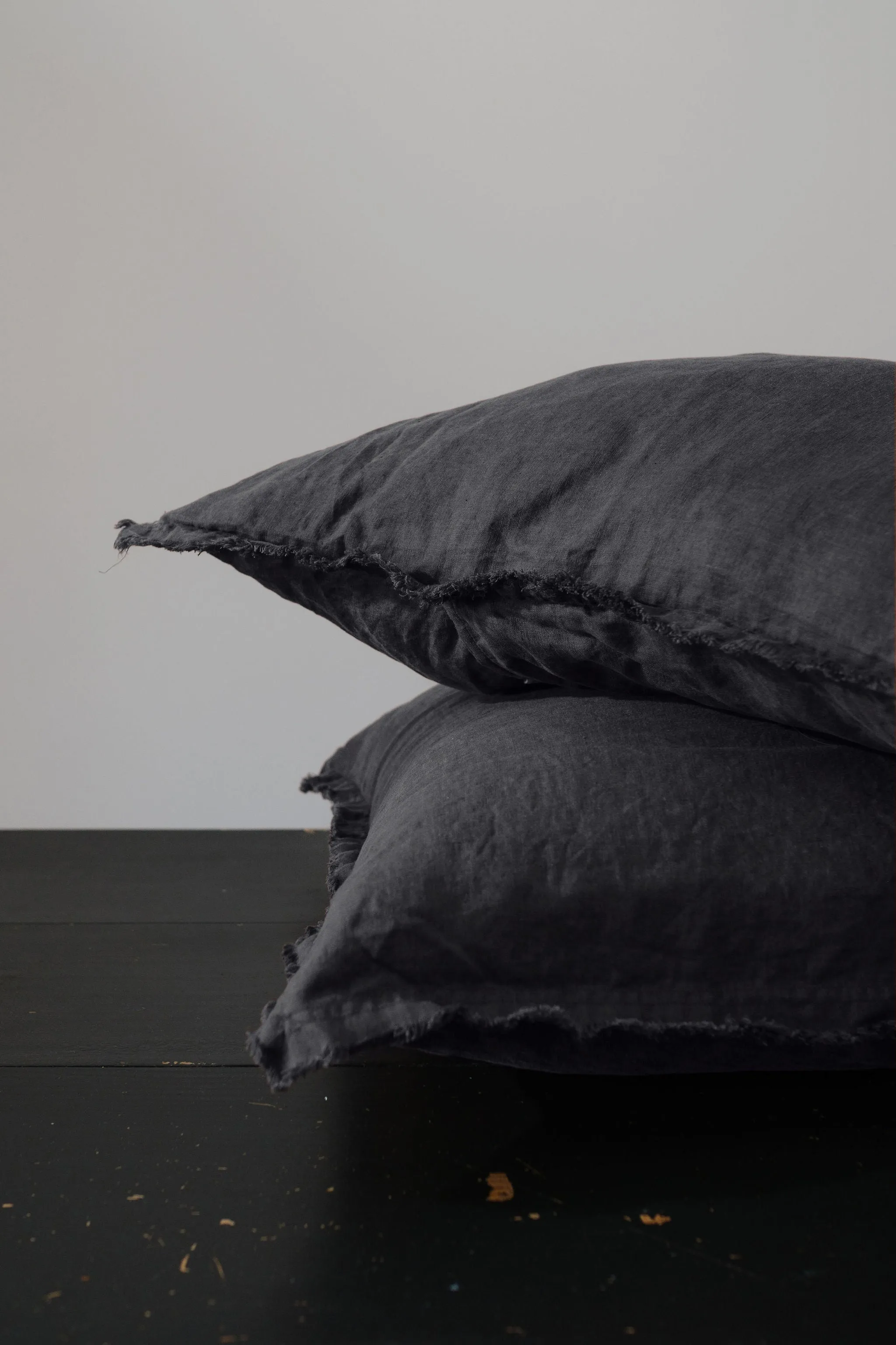 HAND-FRAYED EUROPEAN LINEN PILLOWCASE PAIR - DARK CHARCOAL