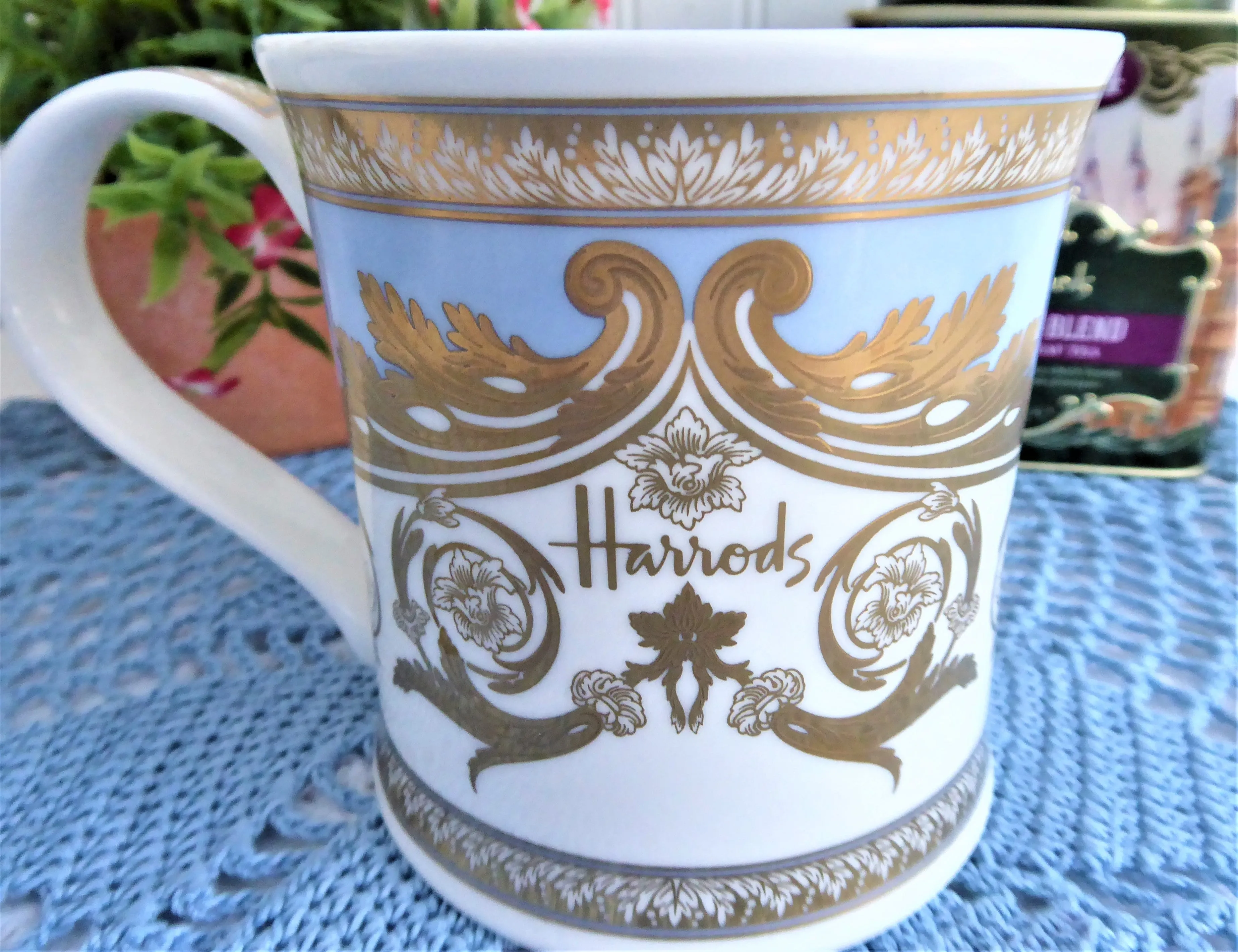 Harrods Luxe Logo Mug Bone China Gold Blue White 2000 Original sticker