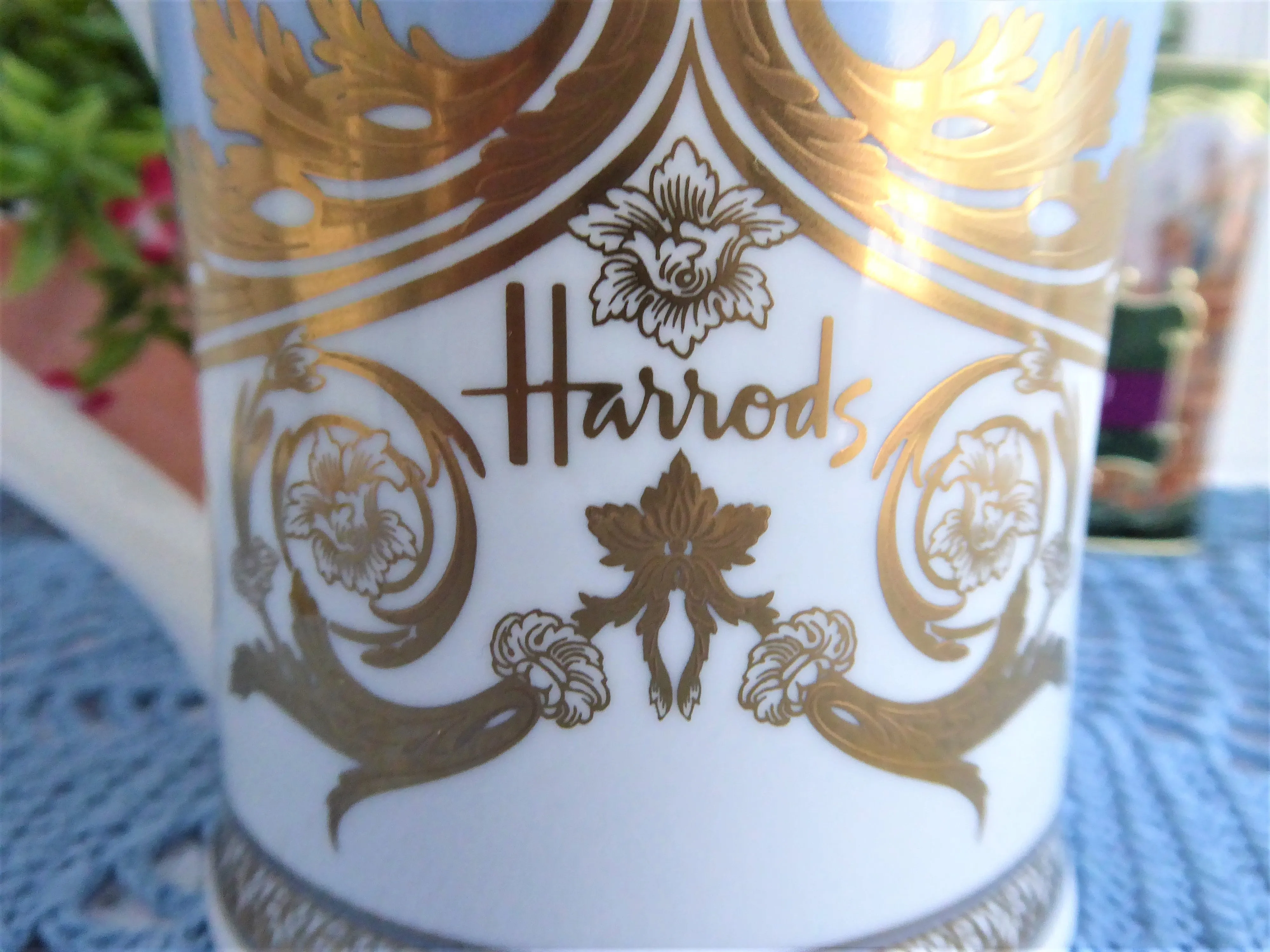 Harrods Luxe Logo Mug Bone China Gold Blue White 2000 Original sticker